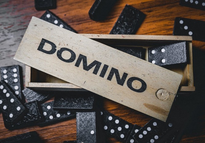 playing domino